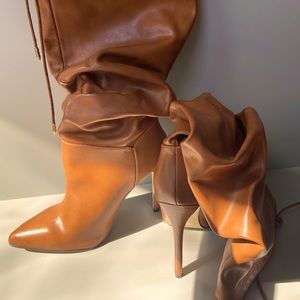 Slouch faux leather stiletto pointed toe;knee high